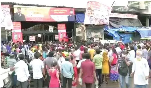 धारावी में कोरोना नियमों की उड़ी धज्जियां, वैक्­सीन लगवाने के लिए लगी लंबी लाइन