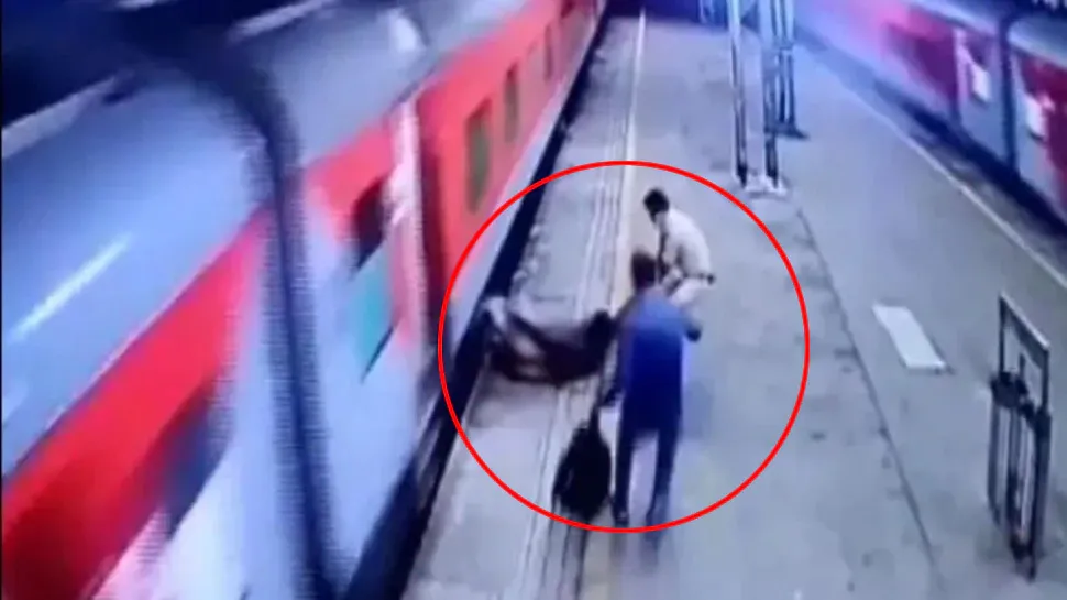 मुंबई में चलती ट्रेन से उतरने की कोशिश में गिरा यात्री, RPF जवान ने बचाई जान