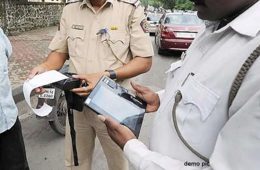 कानून सबके लिए बराबर, बिना हेलमेट पुलिसवाले का कटा चालान