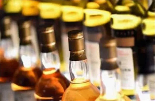 मुंबई : लाखों की महंगी शराब लेकर चोर हुए गुल, मामला दर्ज
