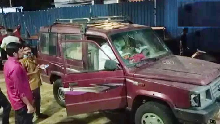मुंबई के मगथने इलाके में स्थित शिवसेना विधायक के कार्यालय के पास पटाखों से लदा वाहन पाया गया