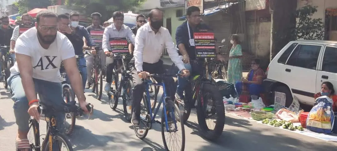 माहिम में शिवसेना MLA सदा सर्वंकर ने पेट्रोल डीजल की बढ़ती कीमत पर केंद्र सरकार के विरोध में साइकिल रैली का आयोजन किया
