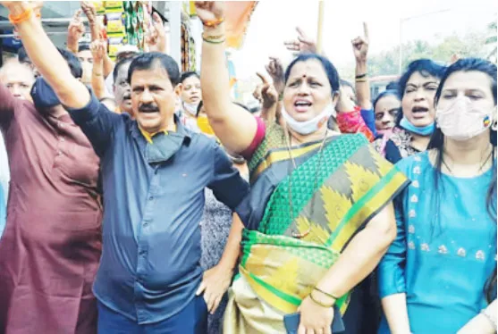 अभिनेत्री कंगना रनौत के विरोध में शिवसेना का प्रदर्शन, पद्मश्री वापस लेने के लिए हस्ताक्षर अभियान