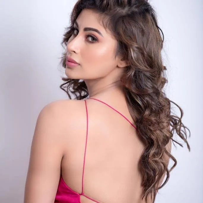 अभिनेत्री मौनी रॉय ने गोवा में सूरज नंबियार से की शादी