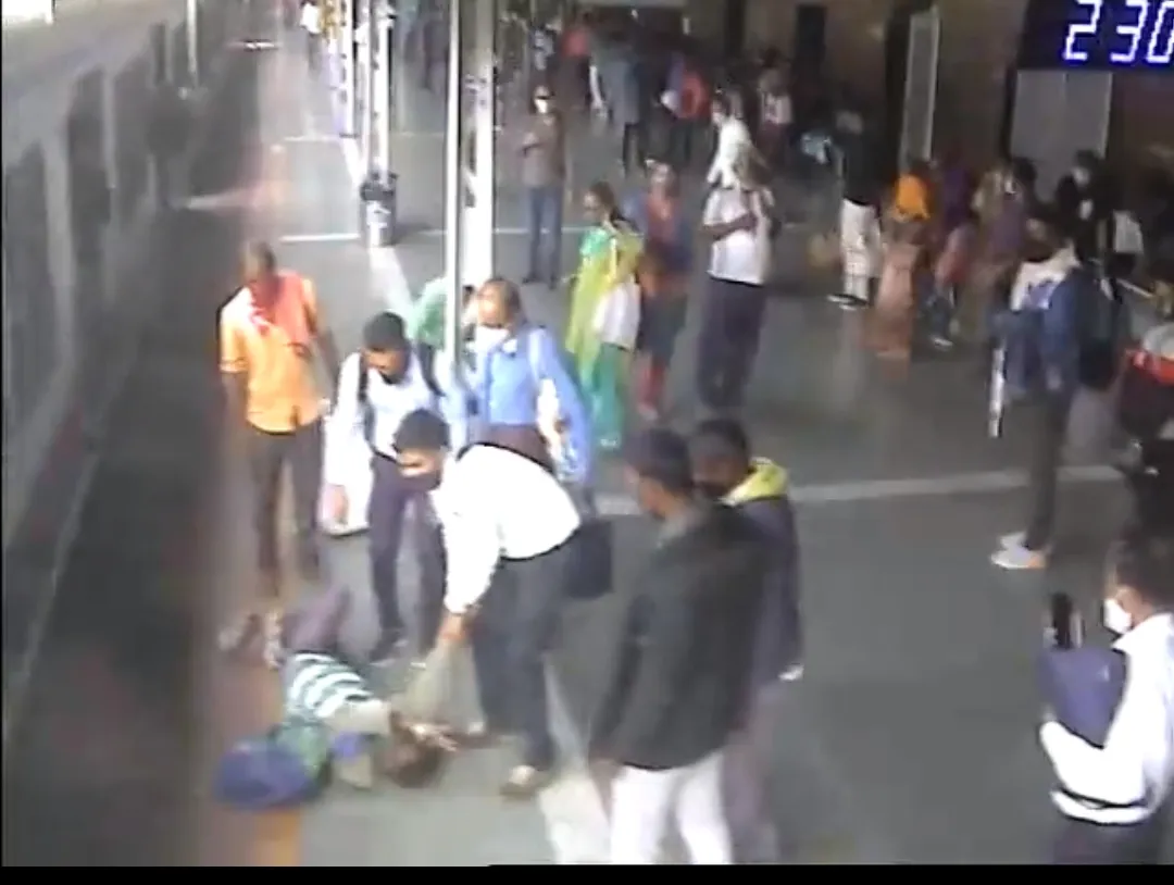 चलती ट्रेन पकड़ने के प्रयास में यात्री का संतुलन खोने की वजह से यात्री गिरा टीसी ने बचाई जान