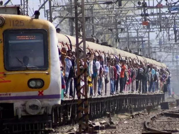 लोकल ट्रेनों में केवल पूर्ण टीकाकरण वाले लोगों को ही अनुमति का फैसला अवैध’ है