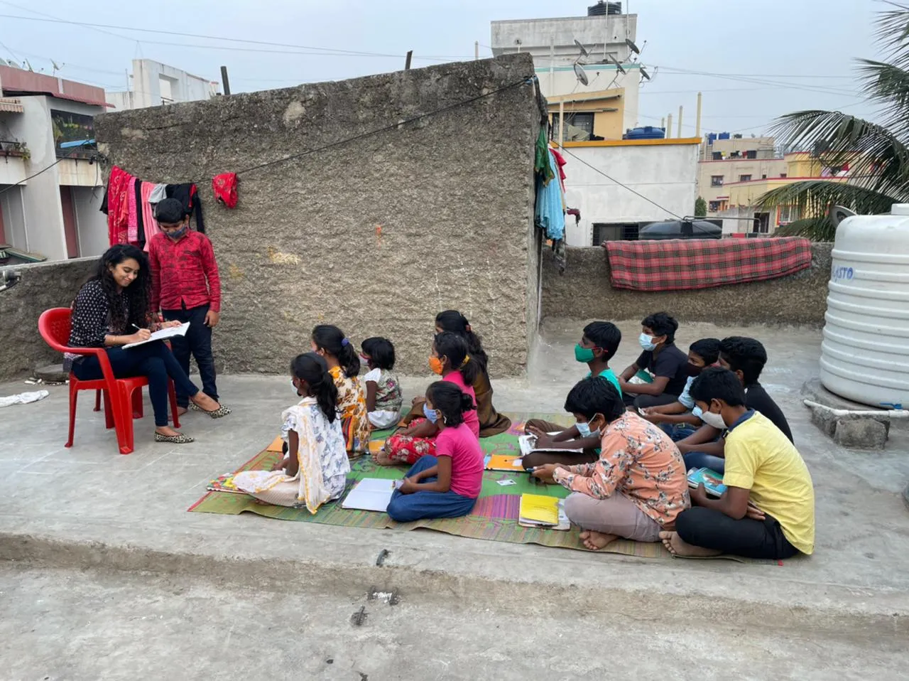 फुटपाथ पर रहने वालों बच्चों को पढ़ा-लिखा रही महिला की कहानी