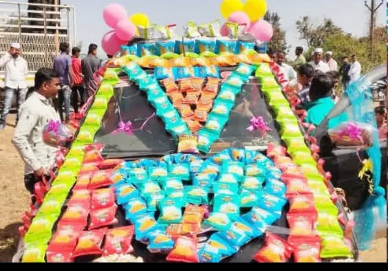 महाराष्ट्र के नासिक शादी में फूलों की जगह कुरकुरे और वेफर से सजाई कार