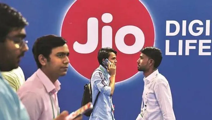 मुंबई में 8 घंटे से अधिक समय तक बंद रहने के बाद रिलायंस जियो ने दो दिवसीय कॉम्प्लिमेंट्री अनलिमिटेड प्लान की घोषणा की ,