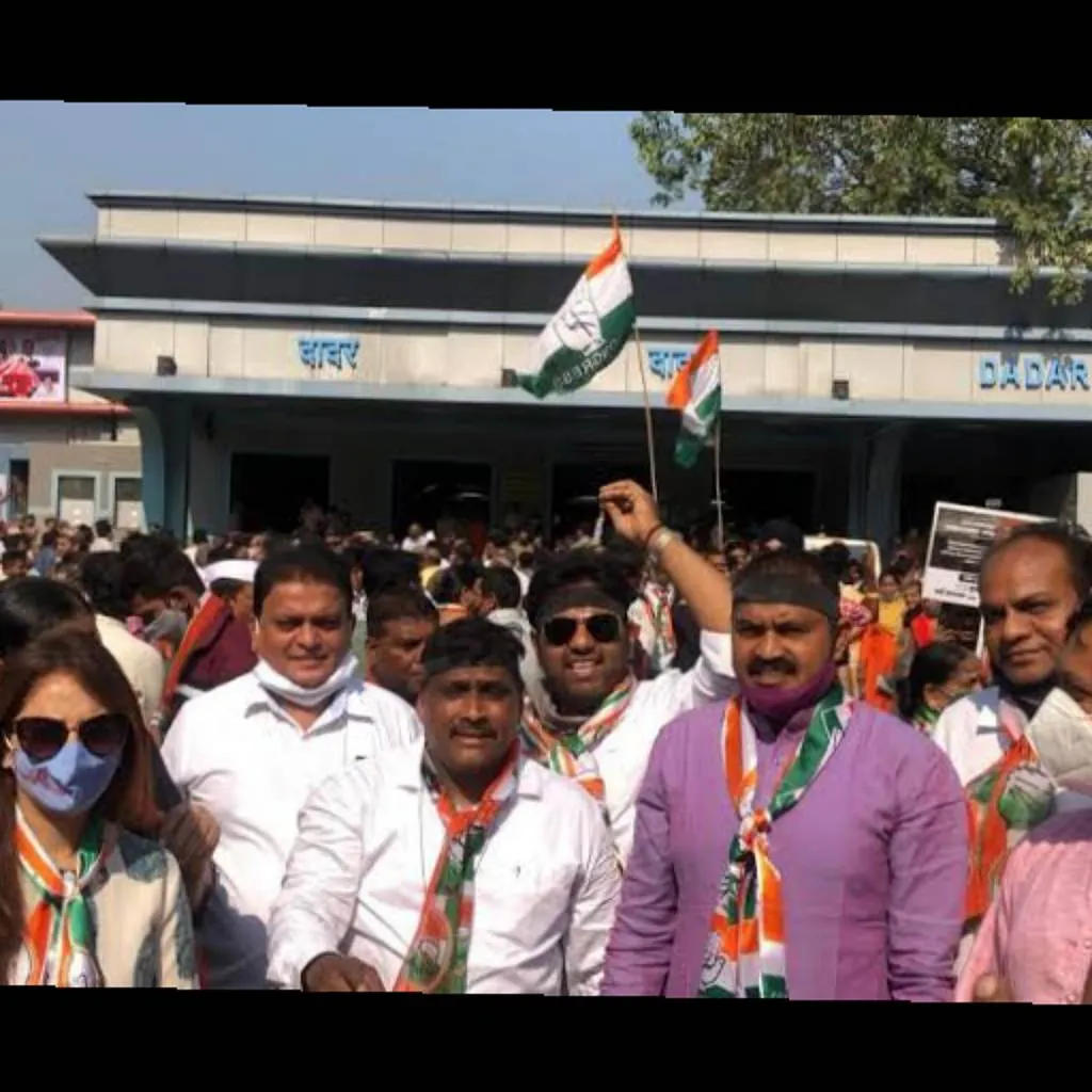 पेगासस स्पाइवेयर मुद्दे पर दादर रेलवे स्टेशन के बाहर युवा कांग्रेस कार्यकर्ताओं का विरोध प्रदर्शन