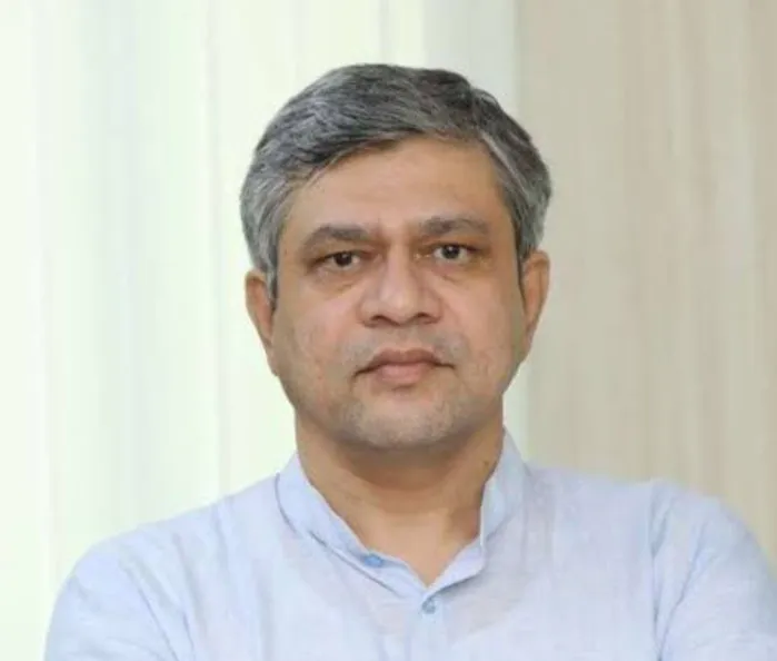 रेल मंत्री ने मुंबई की लोकल ट्रेन में किया सफर