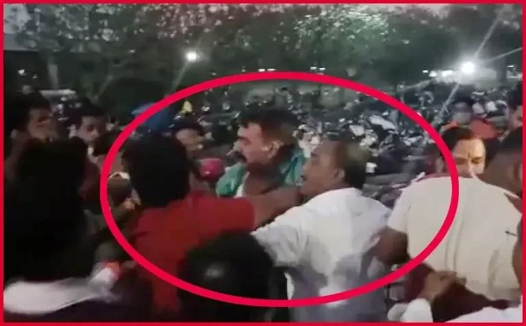 सीएम पर की थी आपत्तिजनक पोस्ट शेयर , शिवसेना कार्यकर्ताओं ने शख्स के साथ की मारपीट