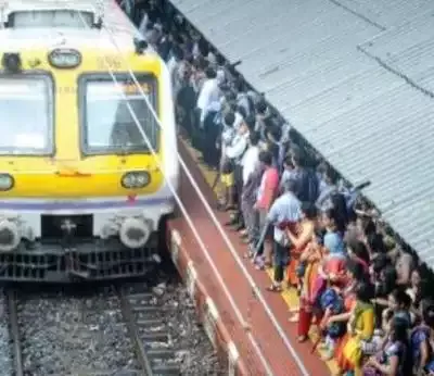 दादर स्टेशन पर आरपीएफ आरक्षक ने चलती ट्रेन  में आने से व्यक्ति को बचाया