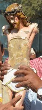 विले पार्ले के एस वी रोड पर एक कैथोलिक क्रॉस को तोड़ दिया
