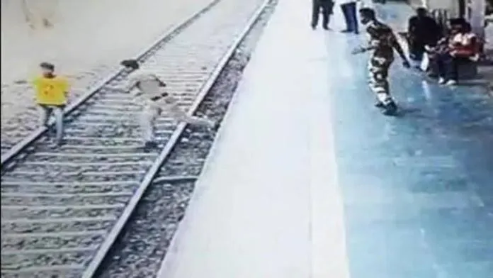 जीआरपी के एक अधिकारी ने   ठाणे के विट्ठलवाड़ी स्टेशन पर आत्महत्या का प्रयास कर रहे  किशोर की जान बचाई।