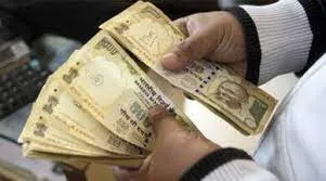 राजस्व कार्यालय में जाल बिछाकर पीए को रिश्वत की राशि स्वीकार करते हुए पकड़ा।