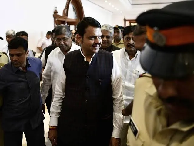 मुंबई पुलिस ने किया विपक्षी नेता देवेंद्र फडणवीस का स्टेटमेंट रिकॉर्ड, 2 घंटे तक की पूछताछ