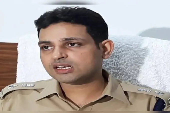 मुंबई पुलिस द्वारा वसूली के आरोपी DCP सौरव त्रिपाठी फरार बताए जा रहे , जानें क्या है पूरा मामला