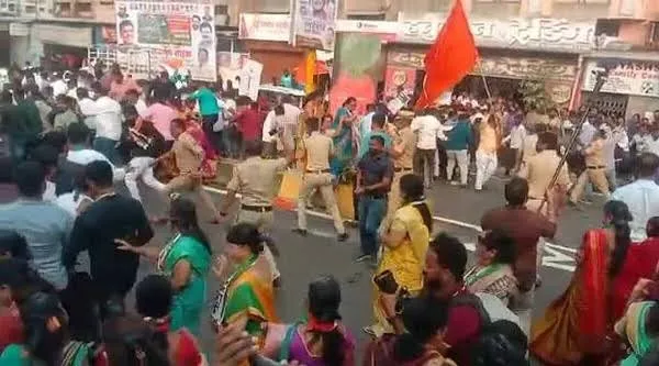 पिंपरी चिंचवड़ में भाजपा, राकांपा कार्यकर्ताओं के बीच झड़प पुलिस ने किया लाठीचार्ज