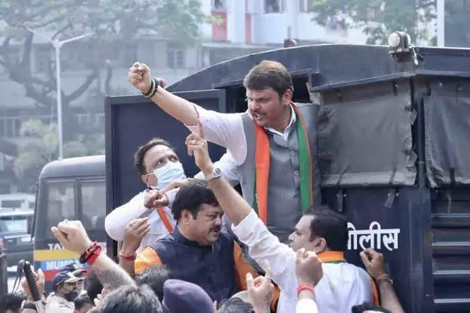 महाराष्ट्र के पूर्व सीएम देवेंद्र फडणवीस और अन्य नेता को मुंबई पुलिस ने लिया हिरासत में