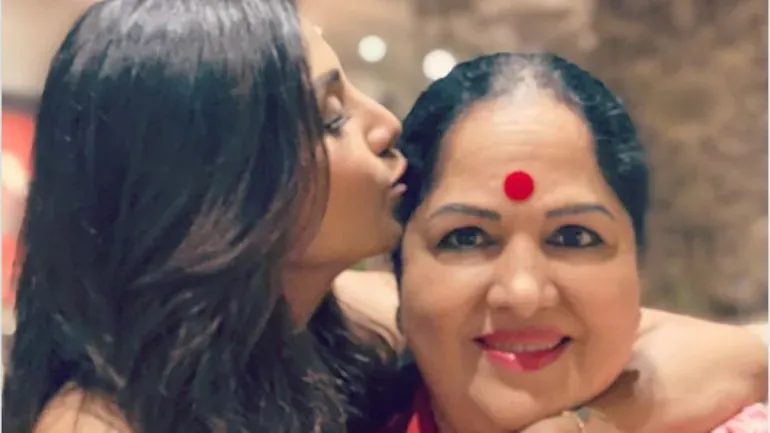 शिल्पा शेट्टी की मां सुनंदा शेट्टी के खिलाफ धोखाधड़ी के मामले में जमानती वारंट जारी
