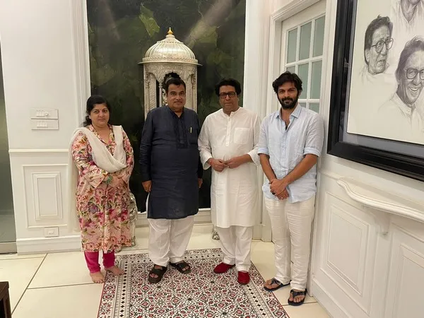 केंद्रीय परिवहन राजमार्ग मंत्री नितिन गडकरी ने महाराष्ट्र नवनिर्माण सेना के प्रमुख राज ठाकरे से मुलाकात की