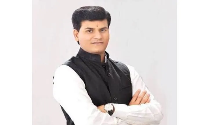 शिवसेना कार्यकर्ताओं ने अवरोधक तोड़कर राणा  के आवासीय परिसर में घुसने की कोशिश की