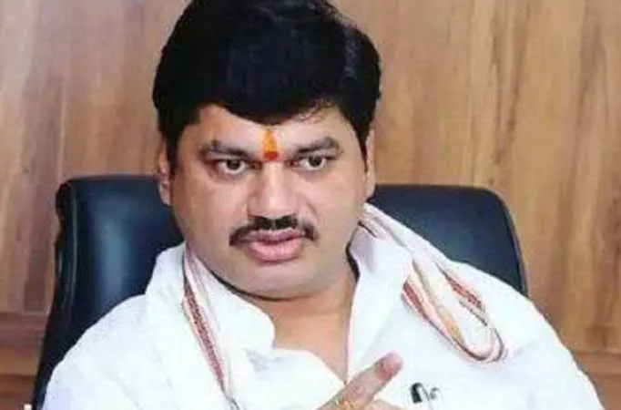 महाराष्ट्र के मंत्री धनंजय मुंडे से जबरन वसूली की कोशिश करने वाली महिला के खिलाफ मामला दर्ज