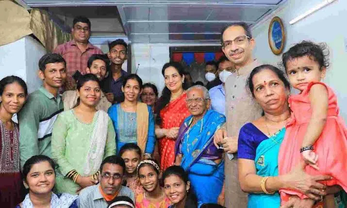 मुख्यमंत्री उद्धव ठाकरे ने परिवार के साथ शिवसेना की 80 साल की कट्टर समर्थक महिला से की मुलाकात