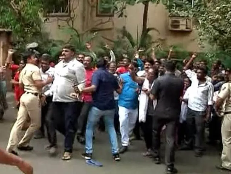 सिल्वर ओक स्थित राकांपा अध्यक्ष शरद पवार के आवास के बाहर एसटी कार्यकर्ताओं ने अचानक धरना दिया