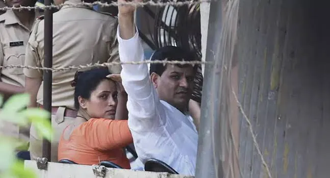 सलाखों के पीछे पहुंचे राणा दंपति