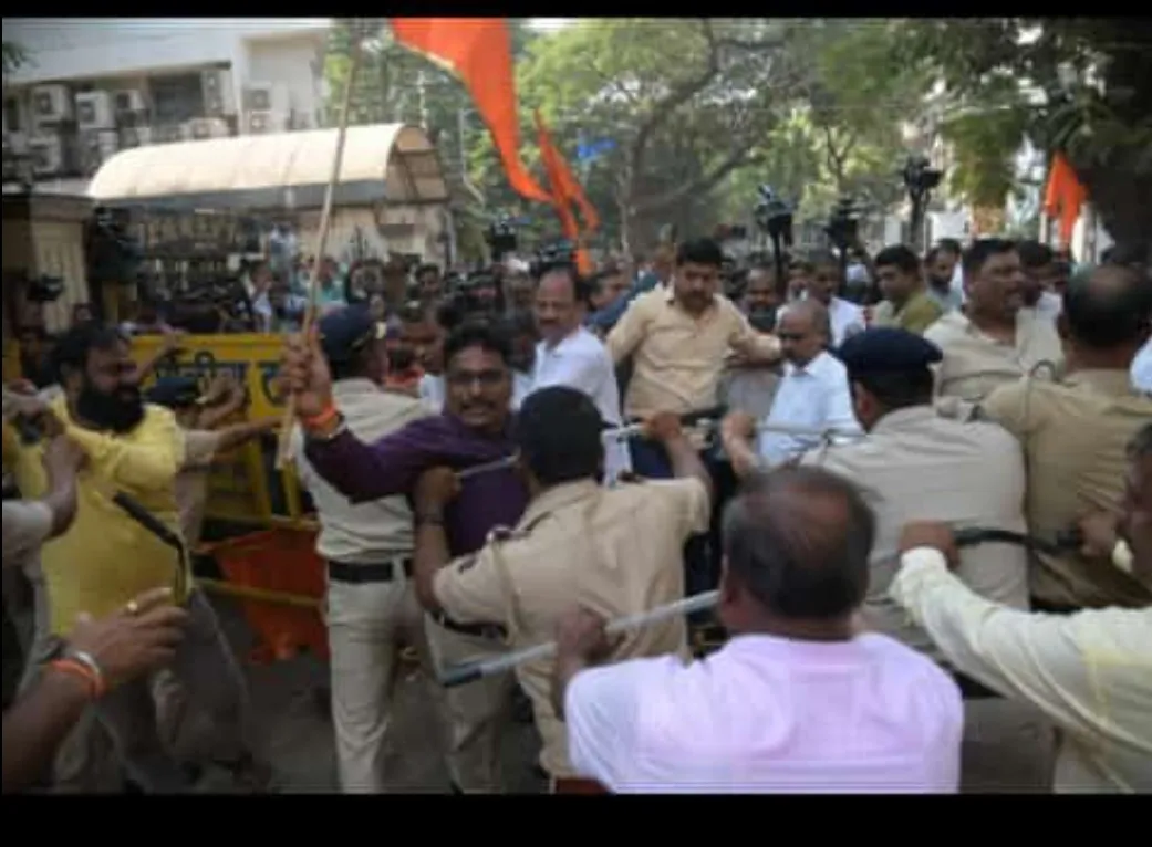 रवि राणा के घर में शिवसेना कार्यकर्ताओं ने की घुसने की कोशिश, पुलिस ने  दंपति को घर से बाहर नहीं निकलने की सलाह दी
