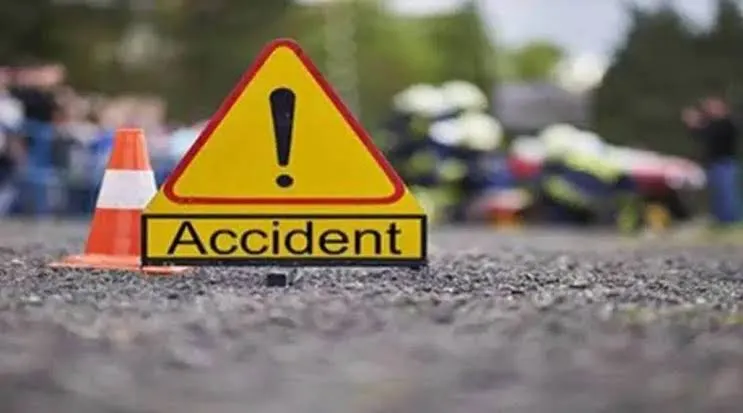 अहमदनगर  में शुक्रवार  ट्रक ने मारी ऑटो रिक्शा को टक्कर दो छात्रों समेत 6 लोगों की मौत 7 घायल