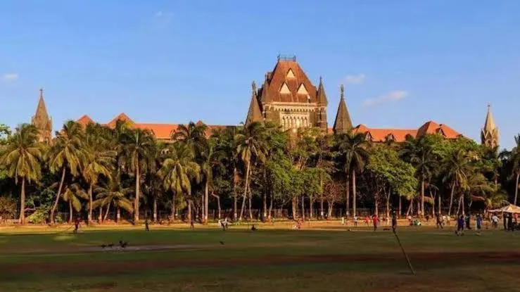 बंबई उच्च न्यायालय ने महाराष्ट्र सरकार से अवैध होर्डिंग तथा बैनर के खिलाफ उठाए कदमों पर मांगी रिपोर्ट