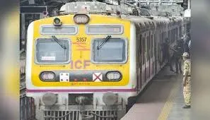 मुंबई   में  तकनीकी खामी के कारण लोकल ट्रेन सेवाओं में विलंब