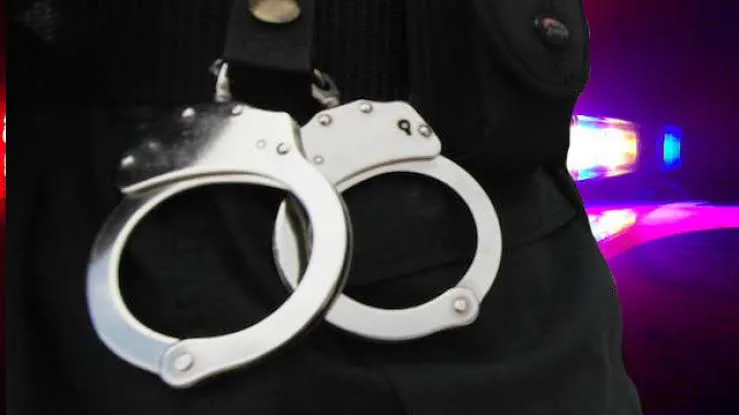 बिना नंबर प्लेट की मोटरसाइकिल पर घूम रहे लापता युवक युवती  पकडे गए