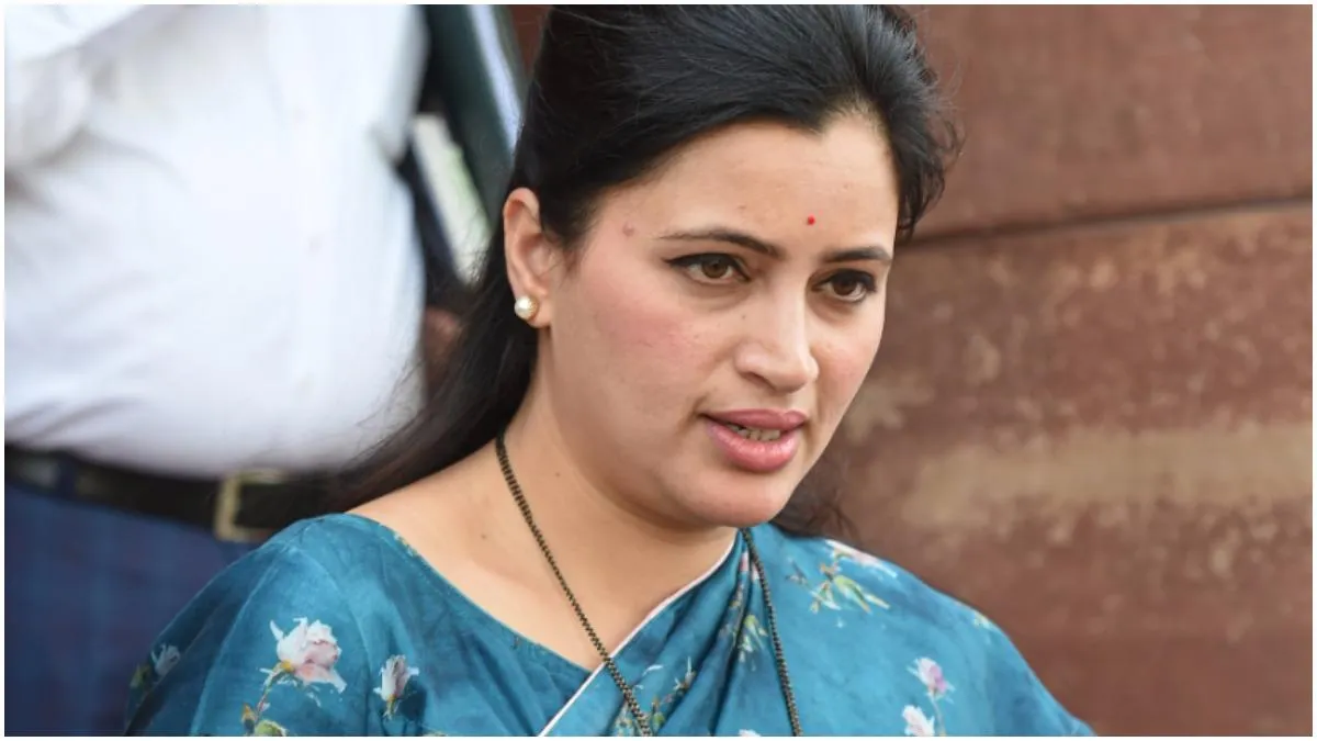 अमरावती से निर्दलीय नवनीत राणा को धमकी भरा फोन, हनुमान चालीसा पढ़ी तो जान से मार देंगे…