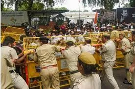 ईडी जांच को लेकर राजभवन के सामने कांग्रेस का विशाल मोर्चा