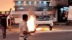 वसई वेस्ट के पंचवटी होटल के पास धू-धू कर जली देश की बेस्ट सेलिंग इलेक्ट्रिक कार, थम गया ट्रैफिक