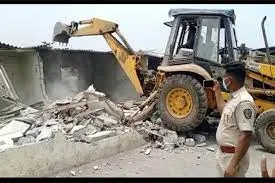 मुंबई : वडाला पूर्व में सॉल्ट की जमीन पर अवैध रुप से बनाये गये 55 घरों पर चला बुल्डोजर…