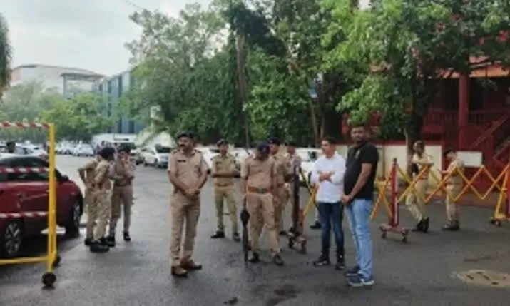 सूरत के होटल पहुंचे शिवसेना नेता मिलिंद नार्वेकर और रवि पाठक , CM उद्धव से मिलेंगे अजित पवार