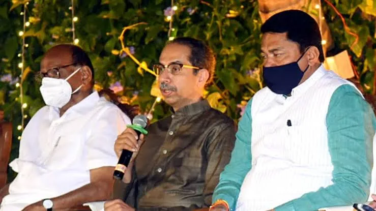 महाराष्ट्र में जारी सियासी संकट के बीच महाराष्ट्र में कैबिनेट मीटिंग में सरकार के आठ मंत्री शामिल नहीं हुए