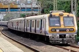 मरीन लाइन्स और चर्चगेट रेलवे स्टेशन के बीच चलती लोकल में २० वर्षीय छात्रा के साथ सरेआम शैतानी