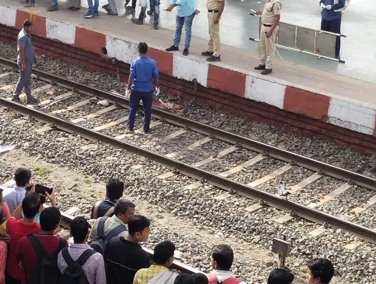 दिवा रेलवे लाइन पार करते समय दो की मौत, दो गंभीर रूप से घायल