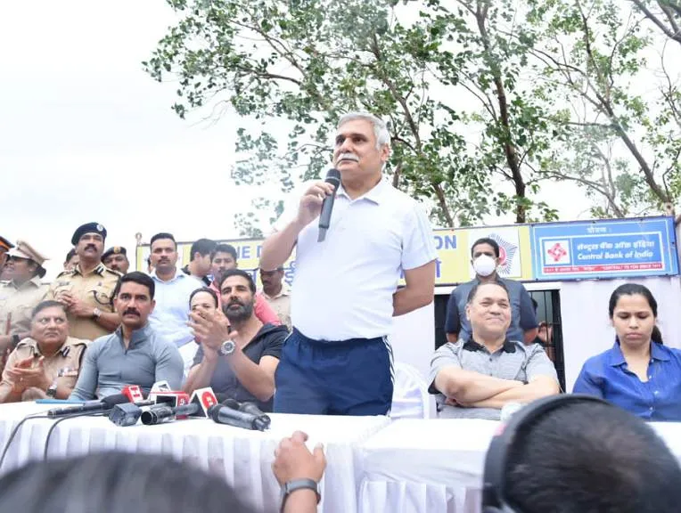 गृह मंत्री वलसे पाटिल, मुंबई पुलिस आयुक्त पांडे, अभिनेता अक्षय कुमार ने ‘संडे स्ट्रीट’ में भाग लिया