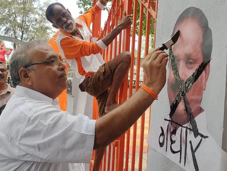 शिवसेना विधायक सदा सर्वंकर एकनाथ शिंदे समूह में शामिल