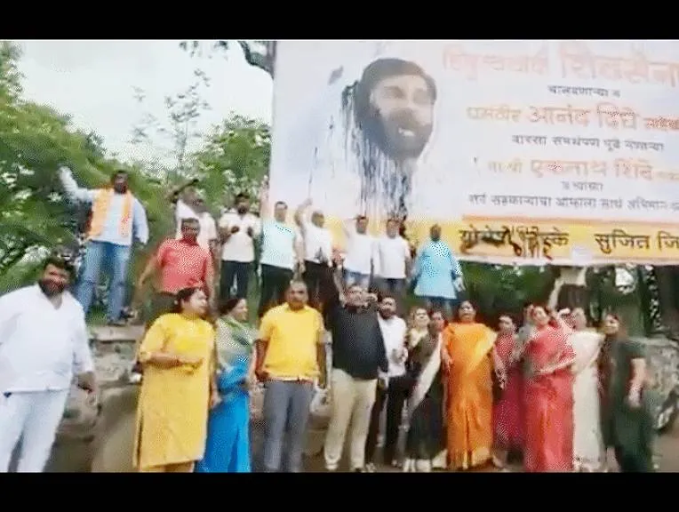 कुर्ला विधायक के ऑफिस में तोड़फोड़… शिंदे की तस्वीर पर कालिख पोती, विधायक का पोस्टर फाड़ा