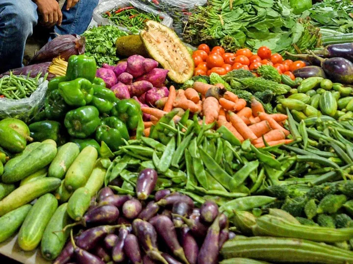 महंगाई की मार से आम आदमी पहले से ही पस्त.. सब्जियों के भाव आसमान छूने लगे…