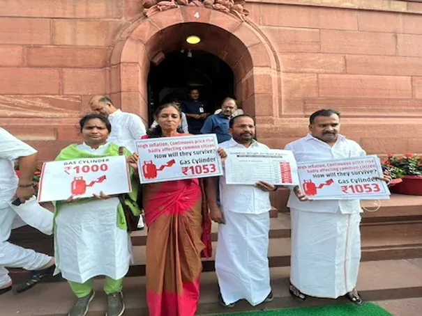 लोकसभा में तख्तियों के साथ महंगाई के विरोध में कांग्रेस के 4 सांसदों को पूरे सत्र के लिए निलंबित...