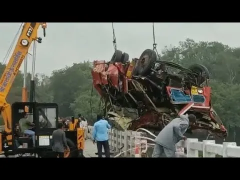 नर्मदा नदी में St Bus गिरने से 13 की मौत, 15 को बचाया गया
